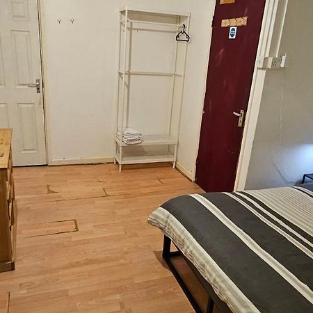 No Frills & Nothing Fancy 1 Bed Studio City Centre Кардифф Экстерьер фото